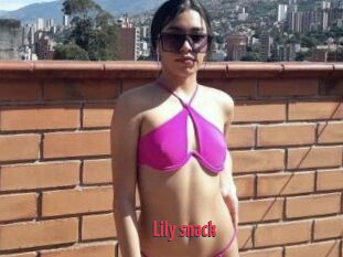 Lily_snack